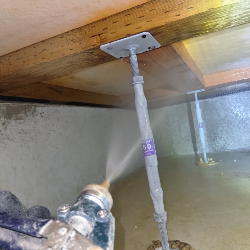 床下の木材に防蟻剤を散布