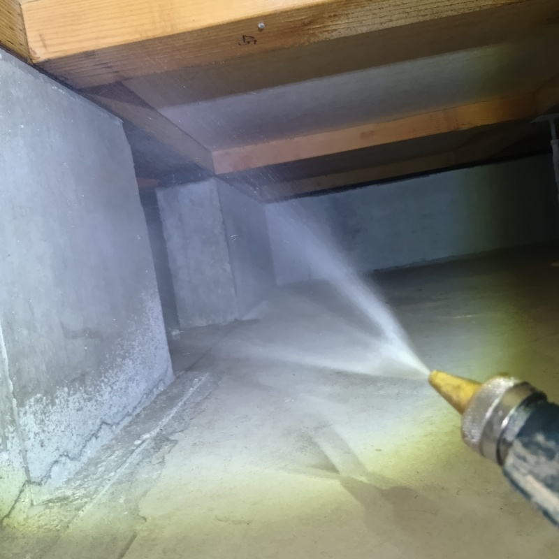 基礎の立ち上がり部分に防蟻剤を散布