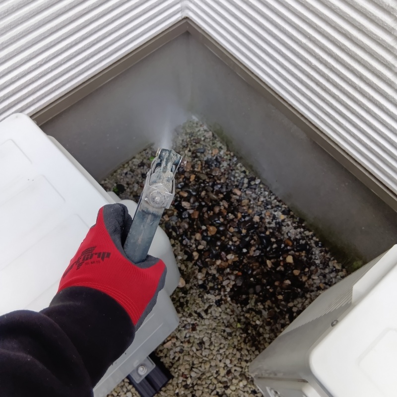 基礎まわりに防蟻剤を散布