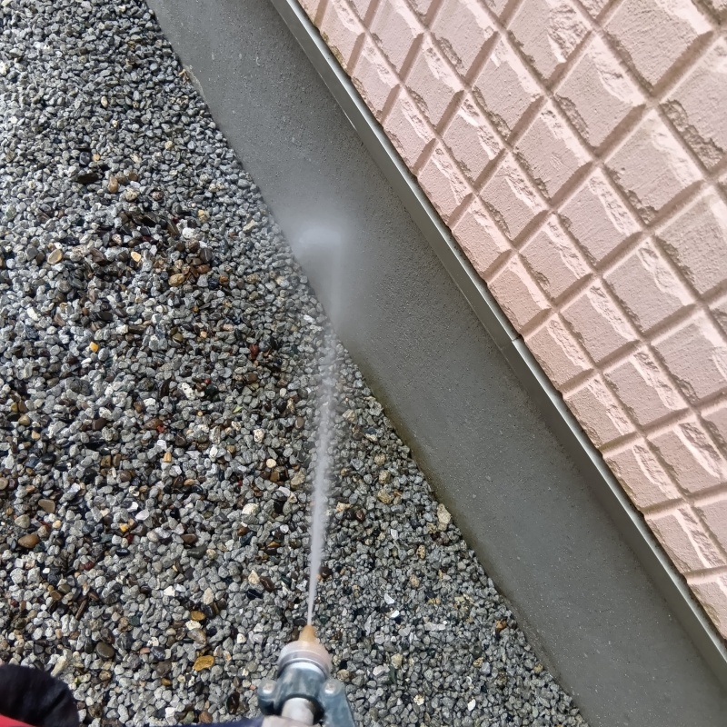 基礎まわりに防蟻剤を散布