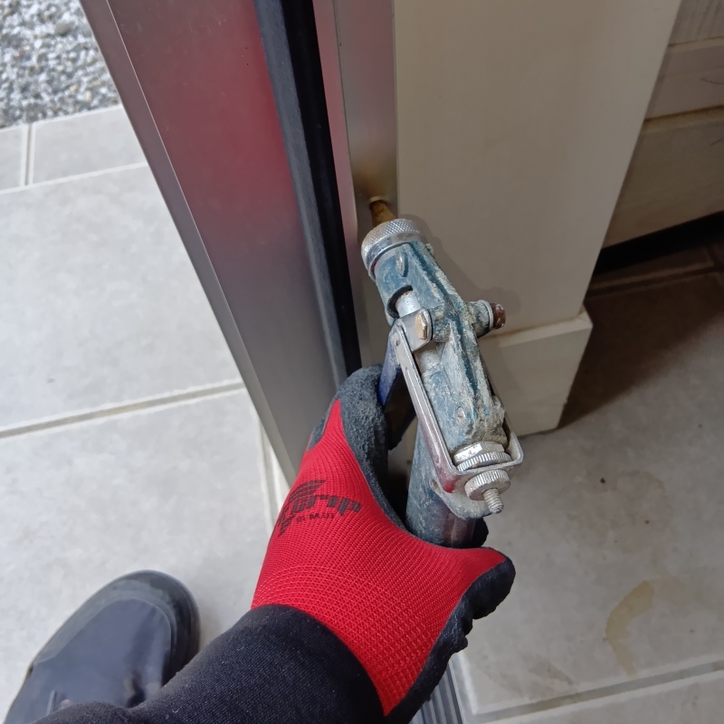 壁内に防蟻剤を注入