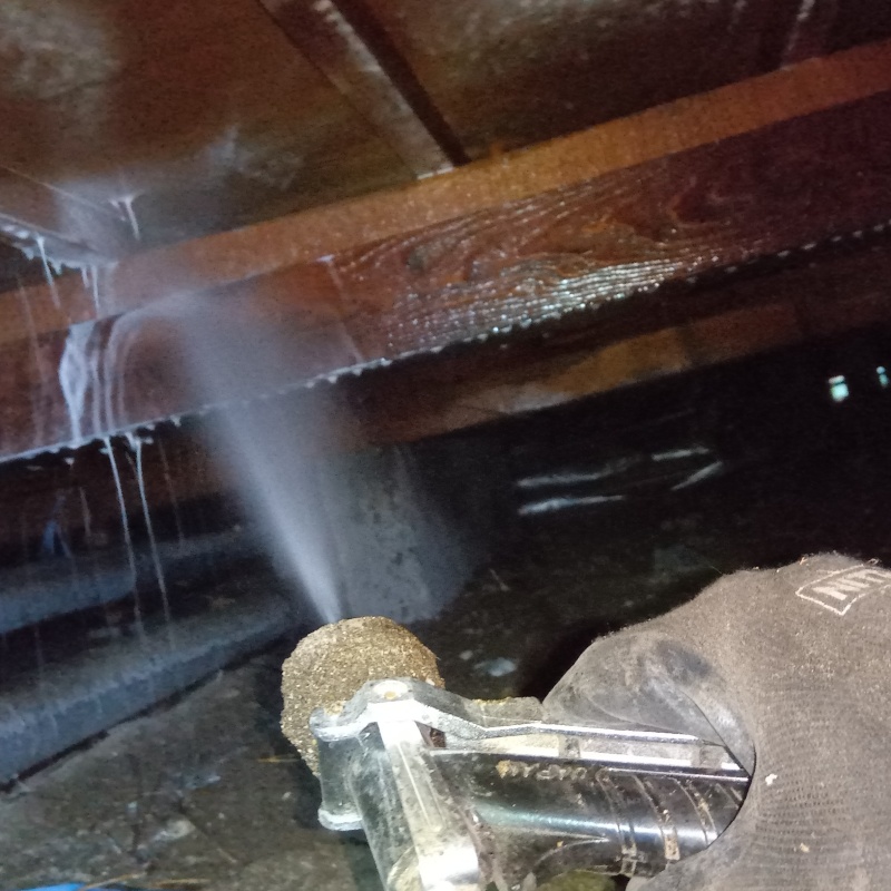 床下の木材にシロアリ駆除剤を散布