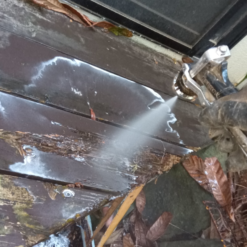 傷んだシロアリ駆除剤に薬剤を吹きつけている様子