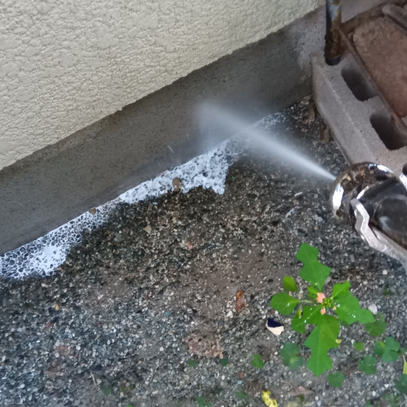 建物外周にシロアリ駆除剤を散布