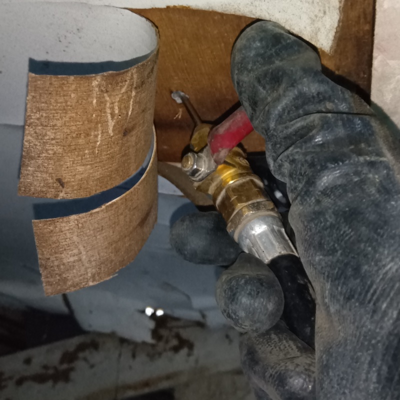 壁材が剥がれている部分にシロアリ駆除剤を注入