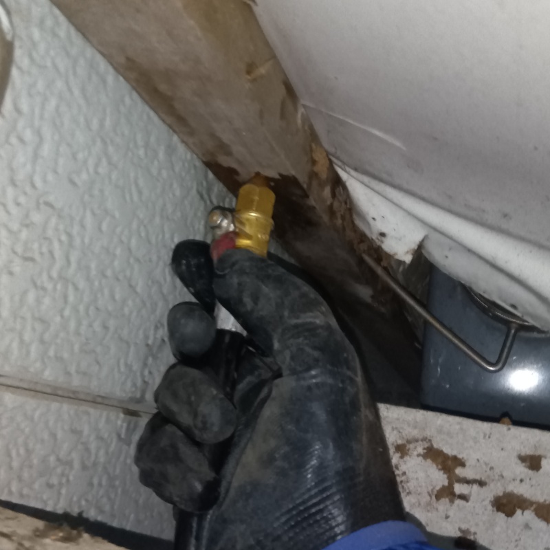 壁内にシロアリ駆除剤を注入