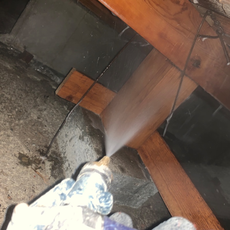 床下の木の木材に防蟻剤を散布