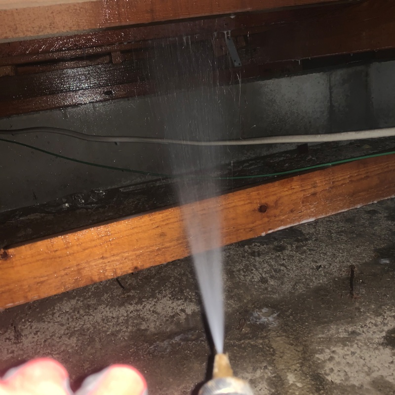 木材と木材のすき間に念入りに防蟻剤を散布