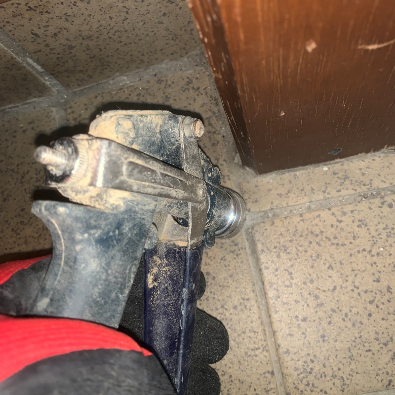 タイルの目地から防蟻剤を注入している様子