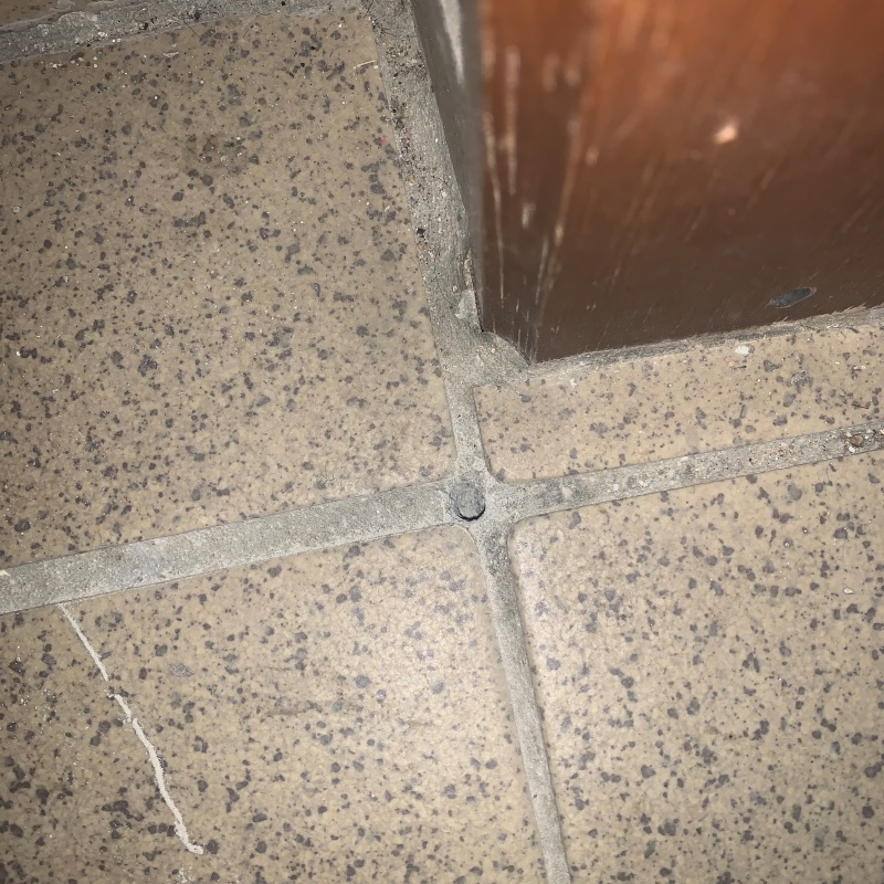 施工後は穴をきれいに補修