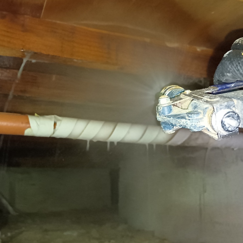 木材と木材のすき間にシロアリ駆除剤を散布