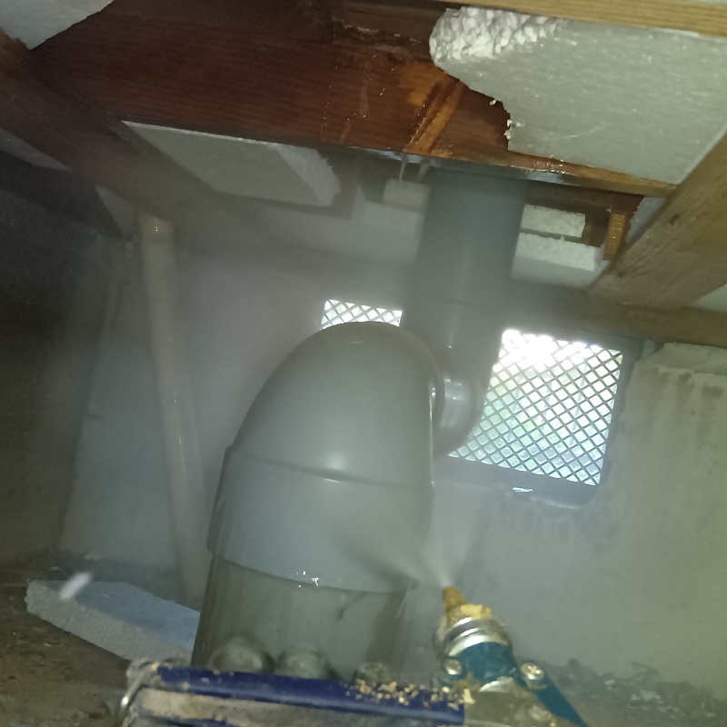 配管・床下換気口まわりに薬剤を散布