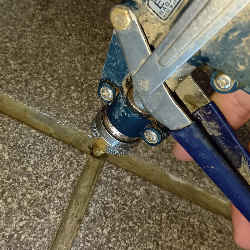 開けた穴からシロアリ駆除剤を注入