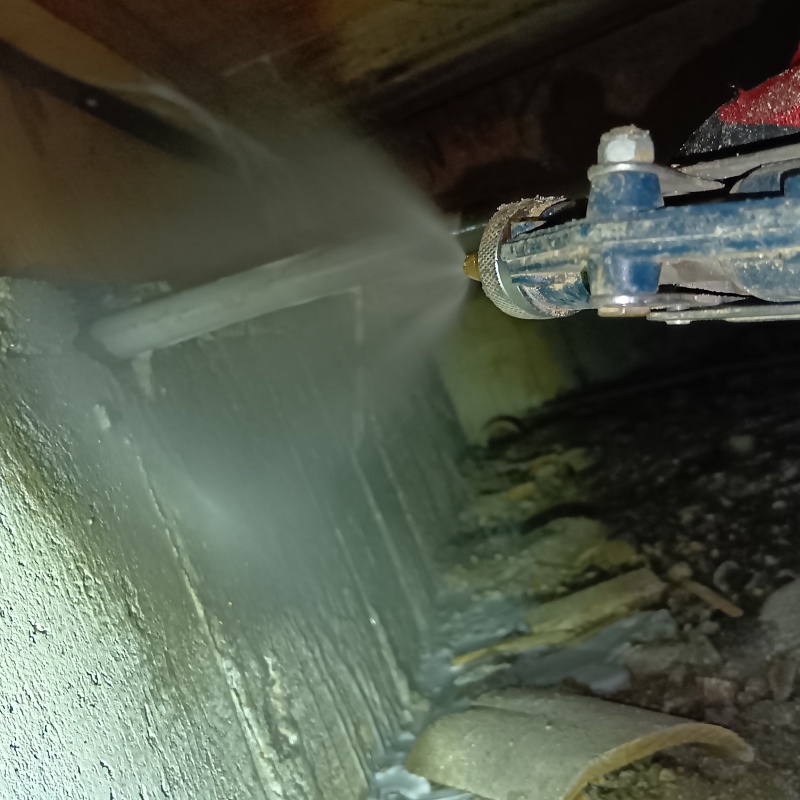 基礎部分に薬剤を散布