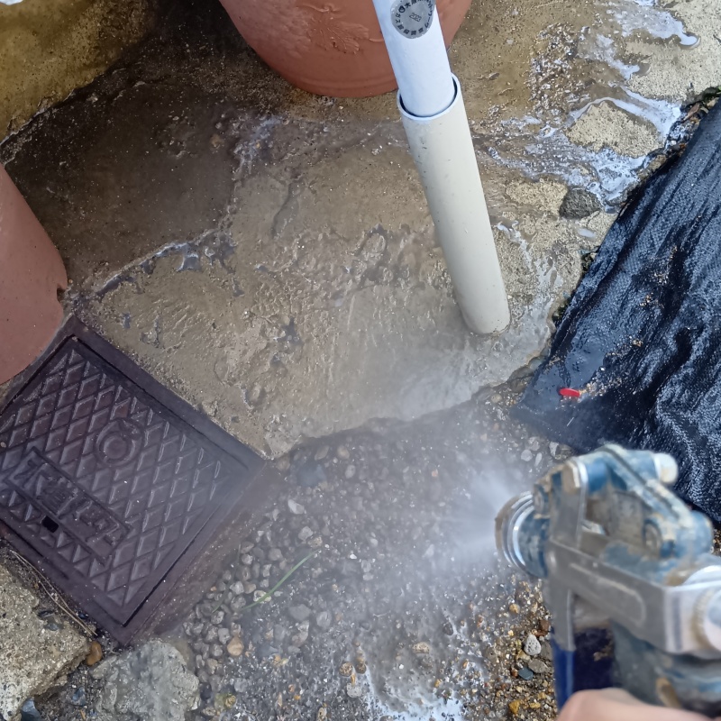 建物外周の地面にシロアリ駆除剤を散布