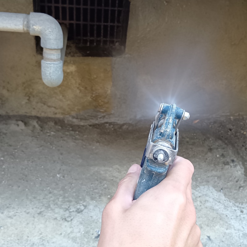 基礎や床下換気口まわりにシロアリ駆除剤を散布