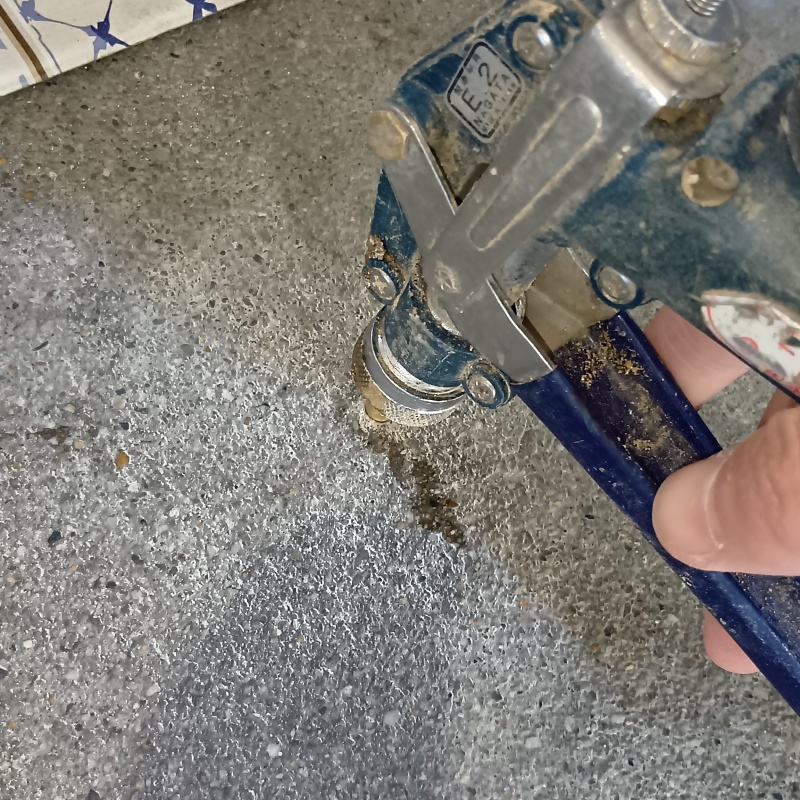 土壌にシロアリ駆除剤を注入している様子