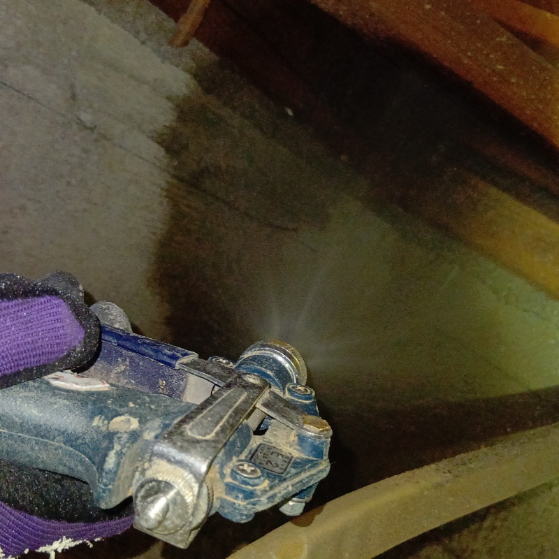 床下の隅まで防蟻剤を散布