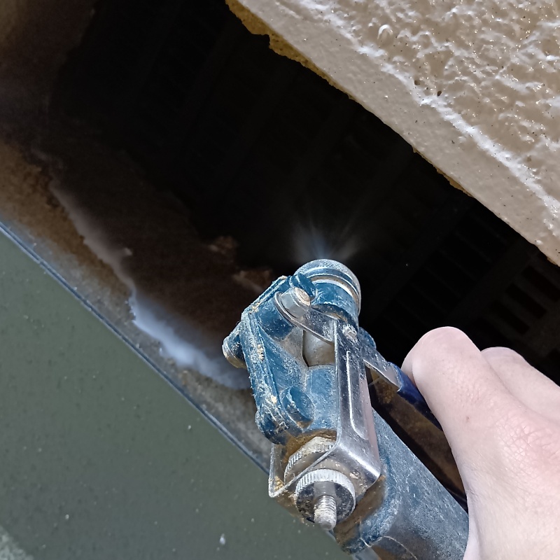 基礎部分に防蟻剤を吹きつけている様子