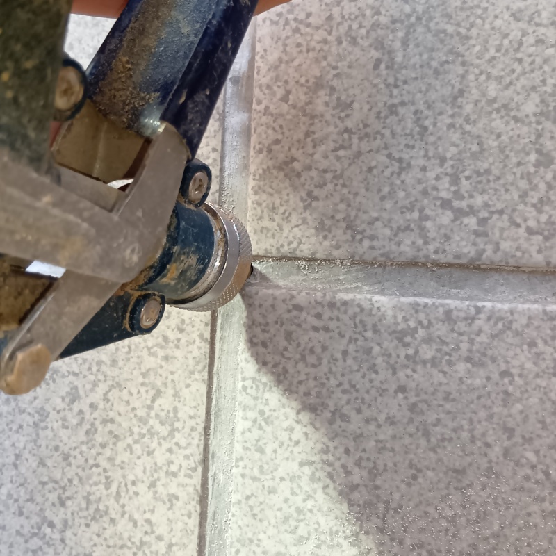 タイル目地に穴を開けて防蟻剤を注入