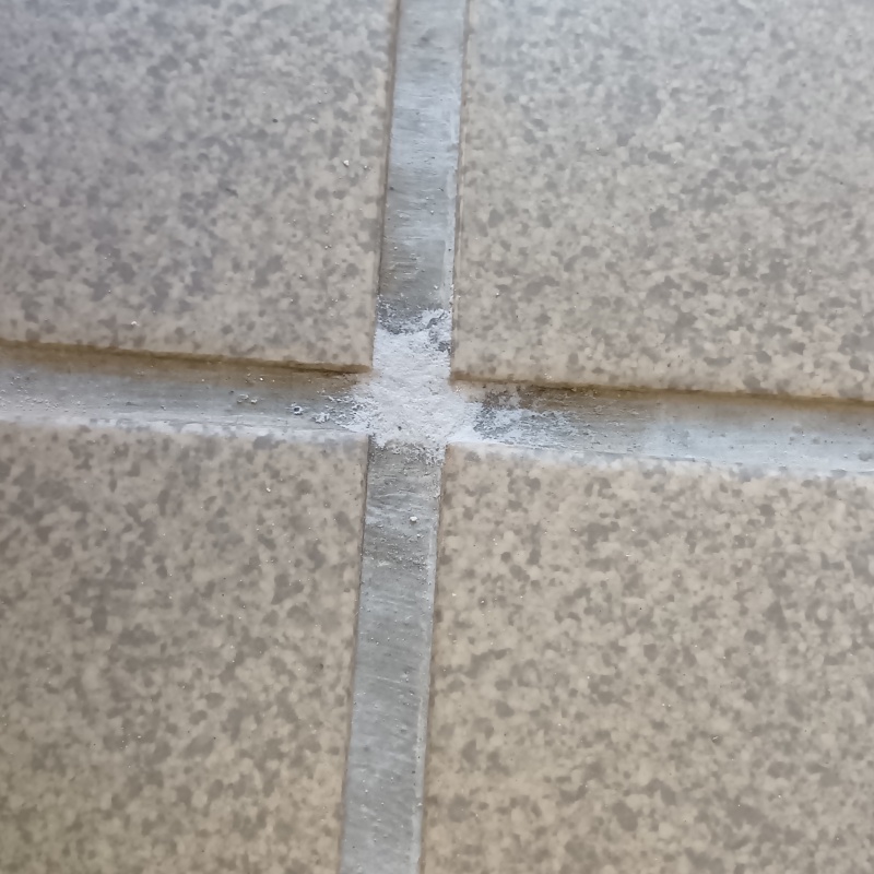 開けた穴をきれいに補修