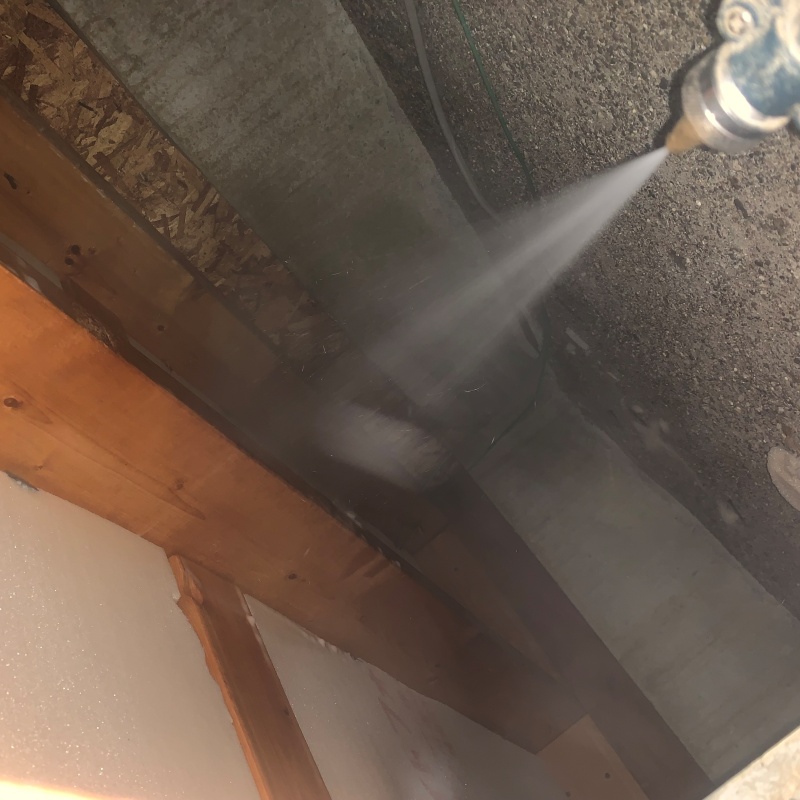 木材にシロアリ駆除剤を散布