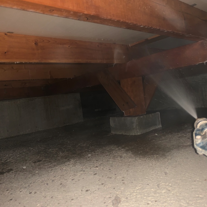 木材と木材のすき間に薬剤を散布