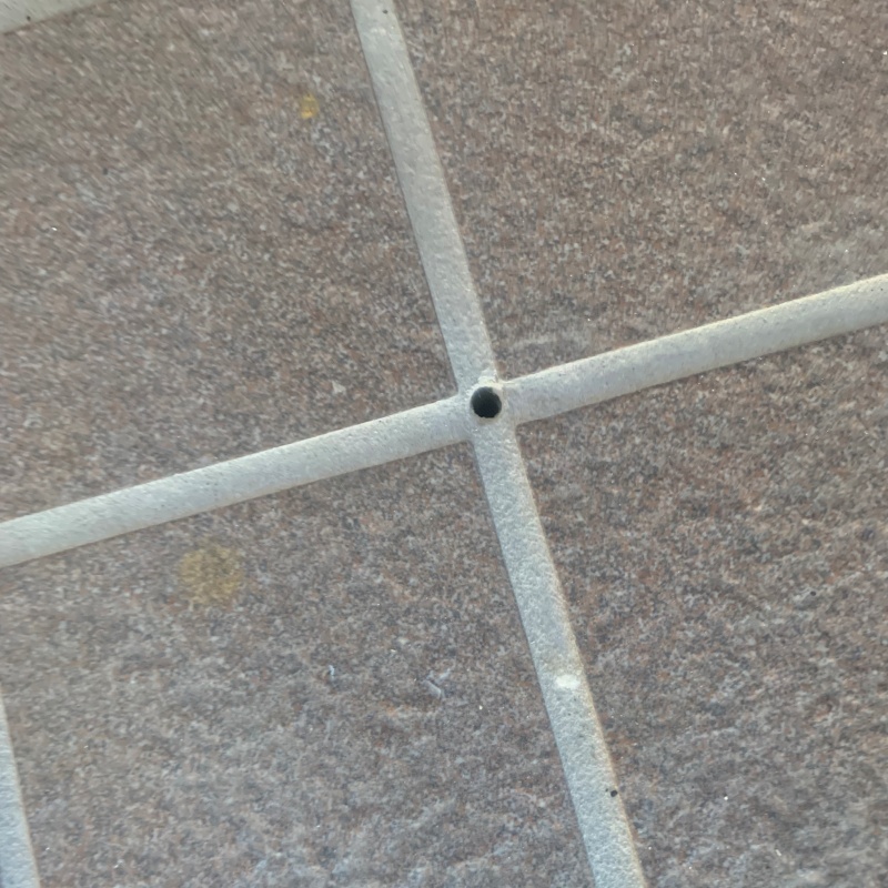 目地に穴を開けている様子