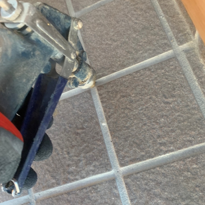 目地に開けた穴から薬剤を注入