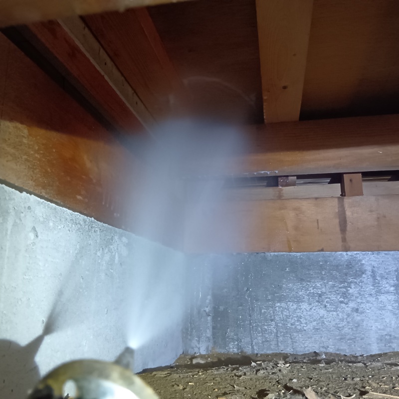 床下の木材にシロアリ駆除剤を散布