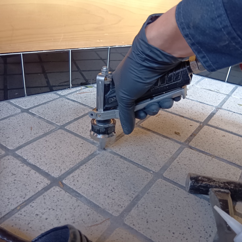 玄関床にシロアリ駆除剤を注入