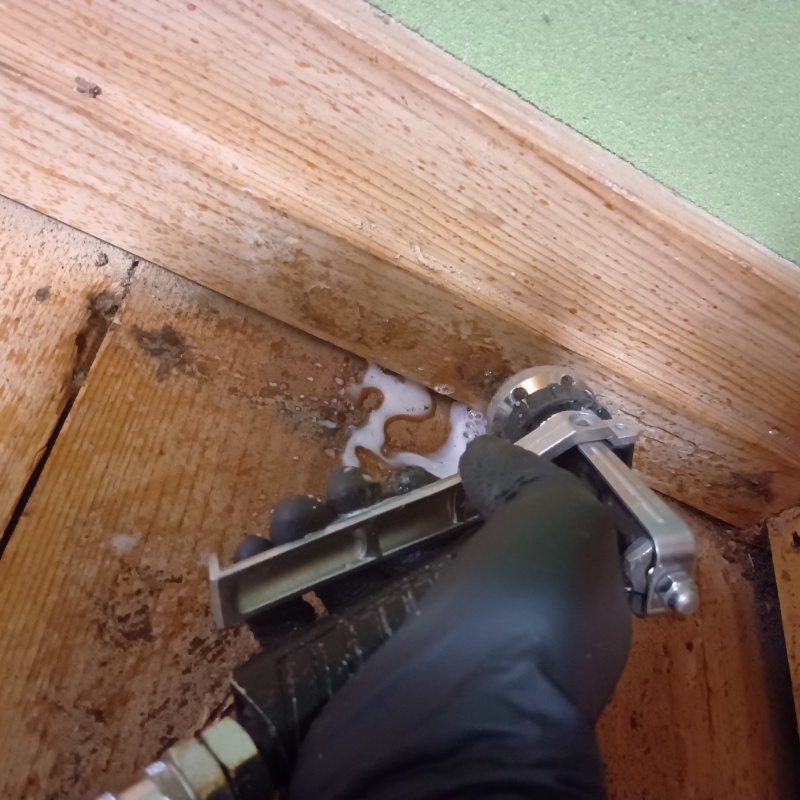 室内の木部にシロアリ駆除剤を注入