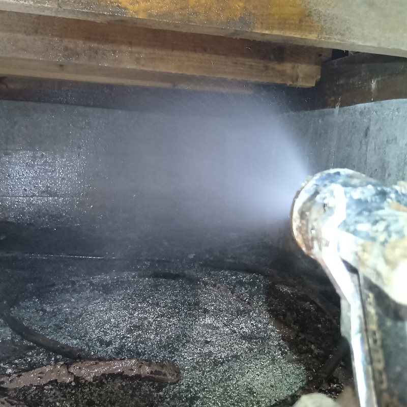 地面や基礎部分にシロアリ駆除剤を散布