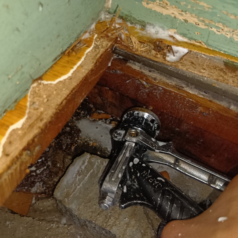 木材にシロアリ駆除剤を注入