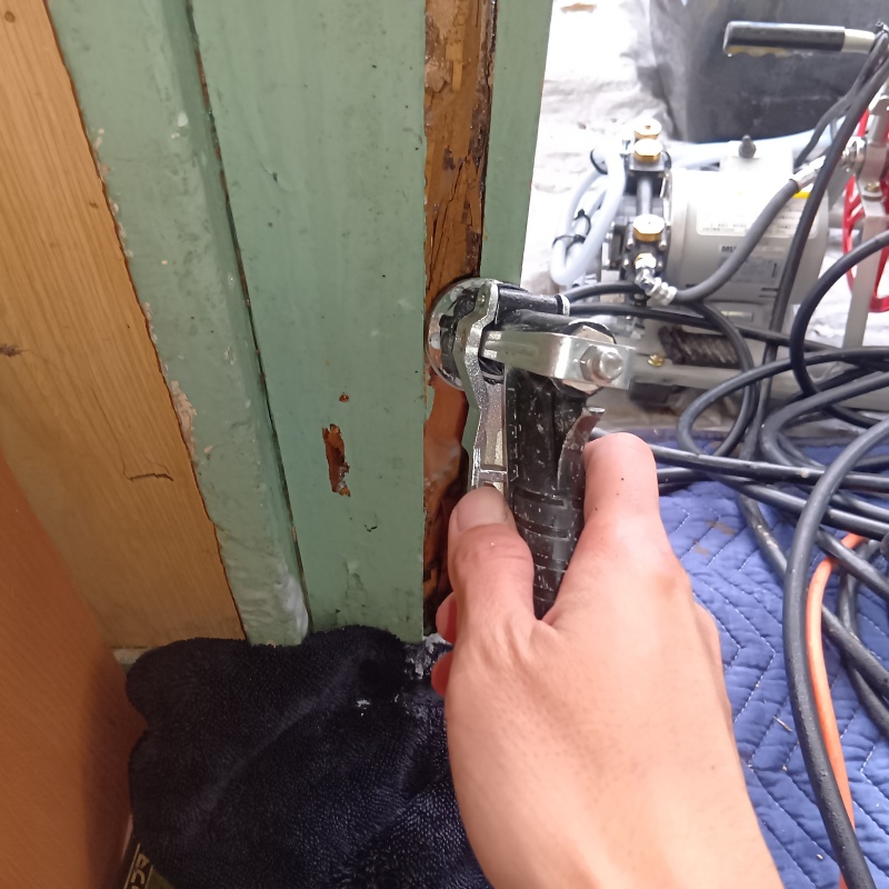 傷んだ木材にシロアリ駆除剤をを注入