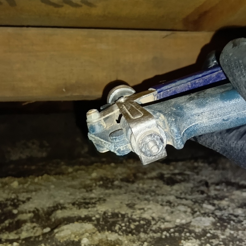 床下木材に防蟻剤を散布する様子