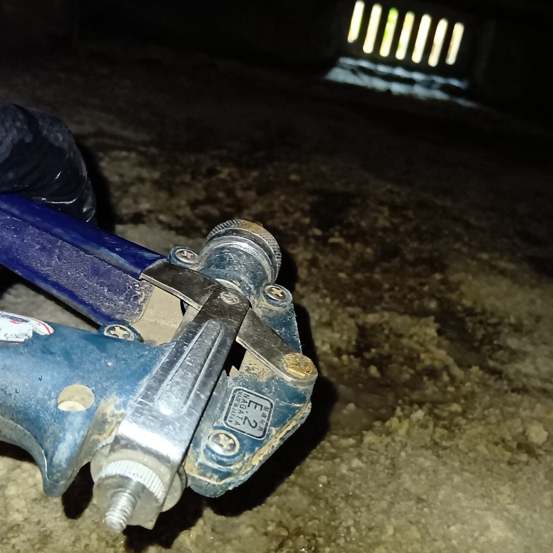 床下の土壌に防蟻剤を散布