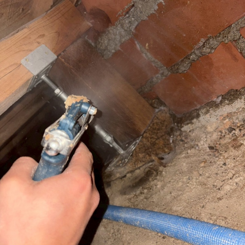 木材にシロアリ駆除剤を散布