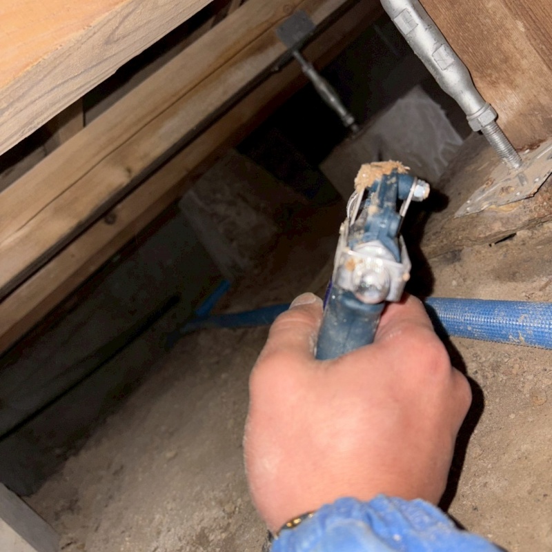 基礎にシロアリ駆除剤を散布