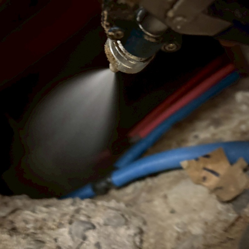 床下の地面にシロアリ駆除剤を散布