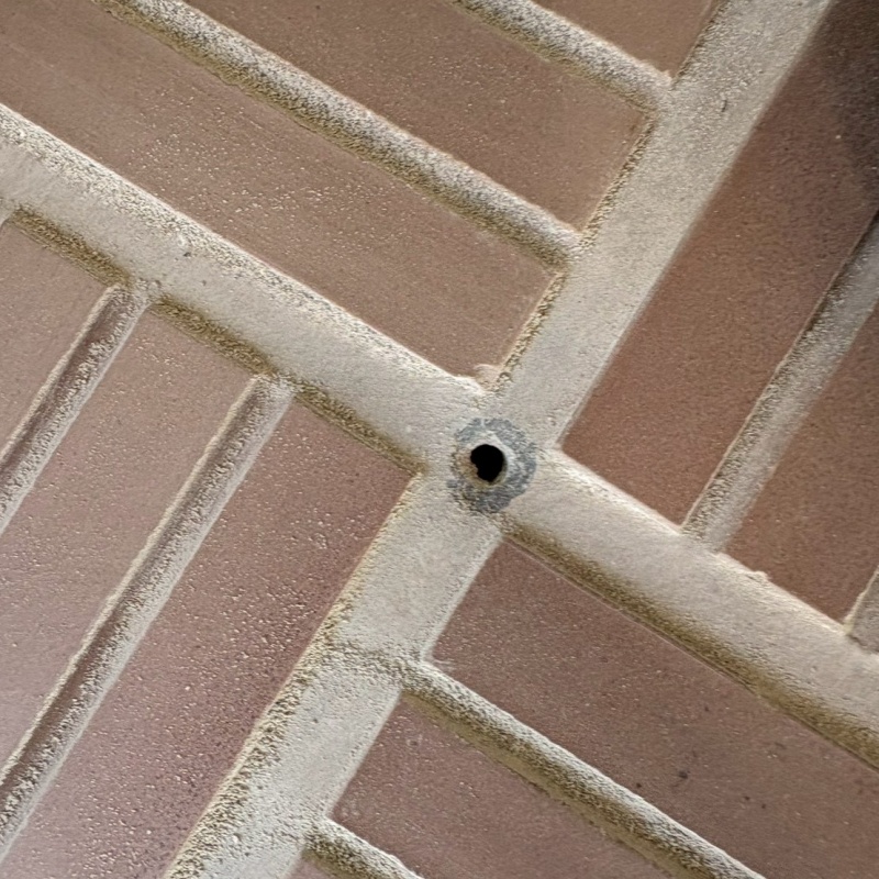 目地に穴を開けた様子