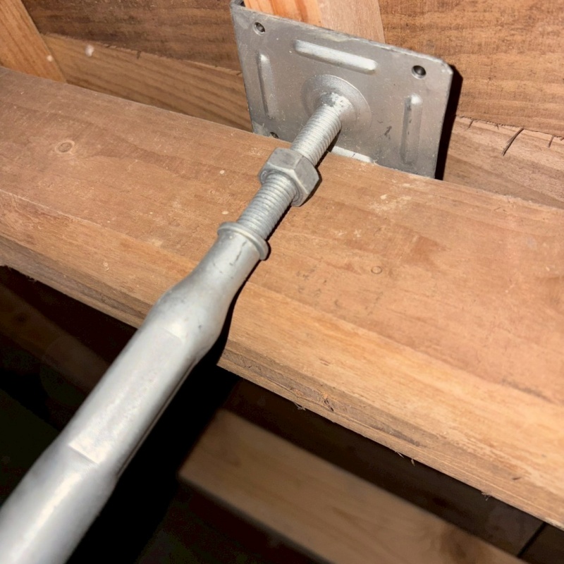 床下を補強している様子