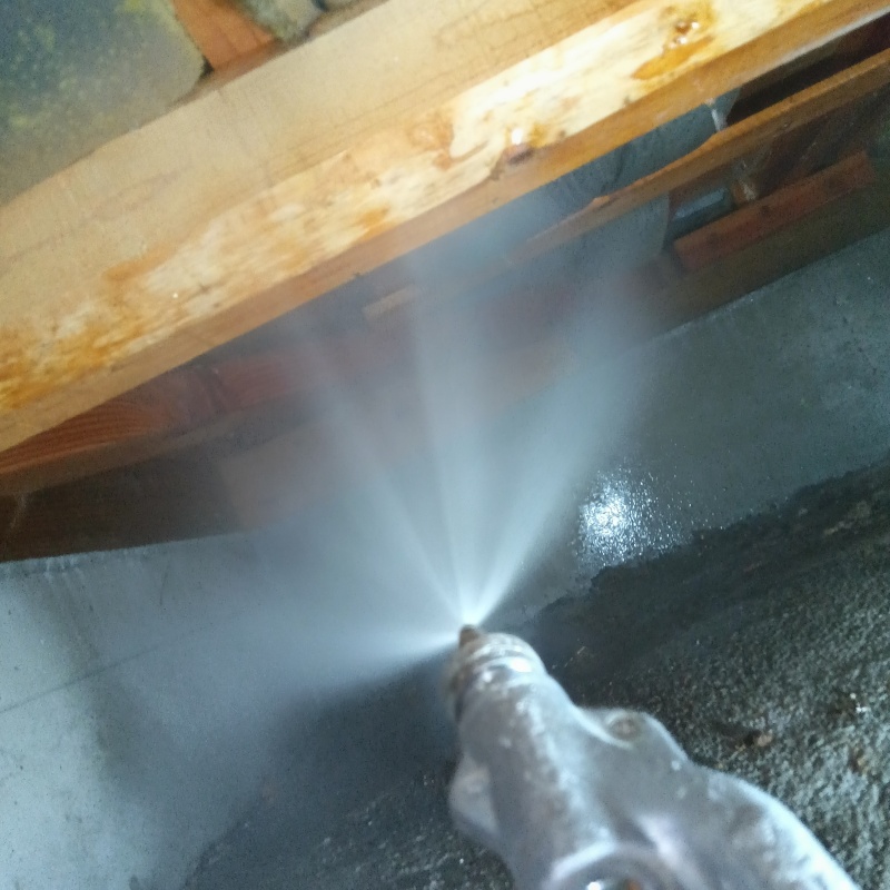 床下の木材にシロアリ駆除剤を散布