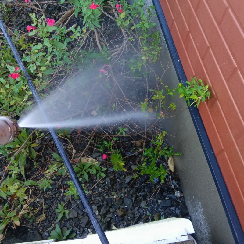 建物外周・外壁にシロアリ駆除剤を散布