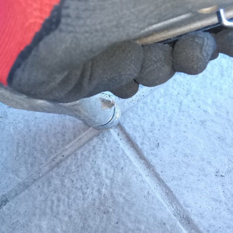 目地から薬剤を注入している様子