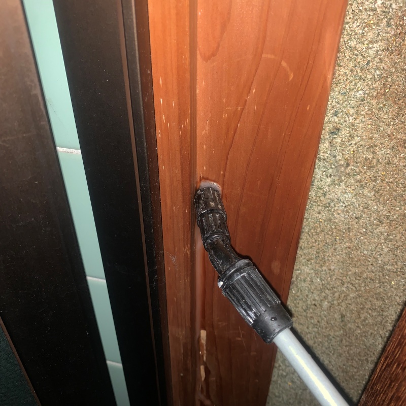 木の柱に防蟻剤を注入