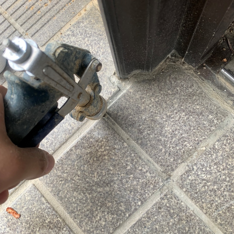 玄関床の目地に防蟻剤を散布