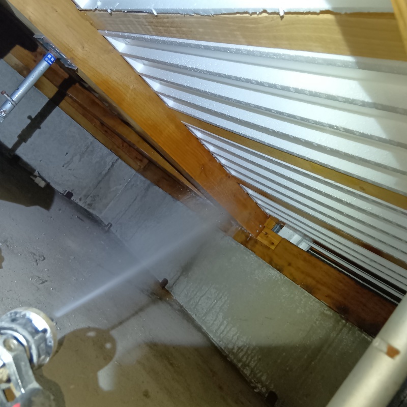 床下の木材にシロアリ駆除剤を散布