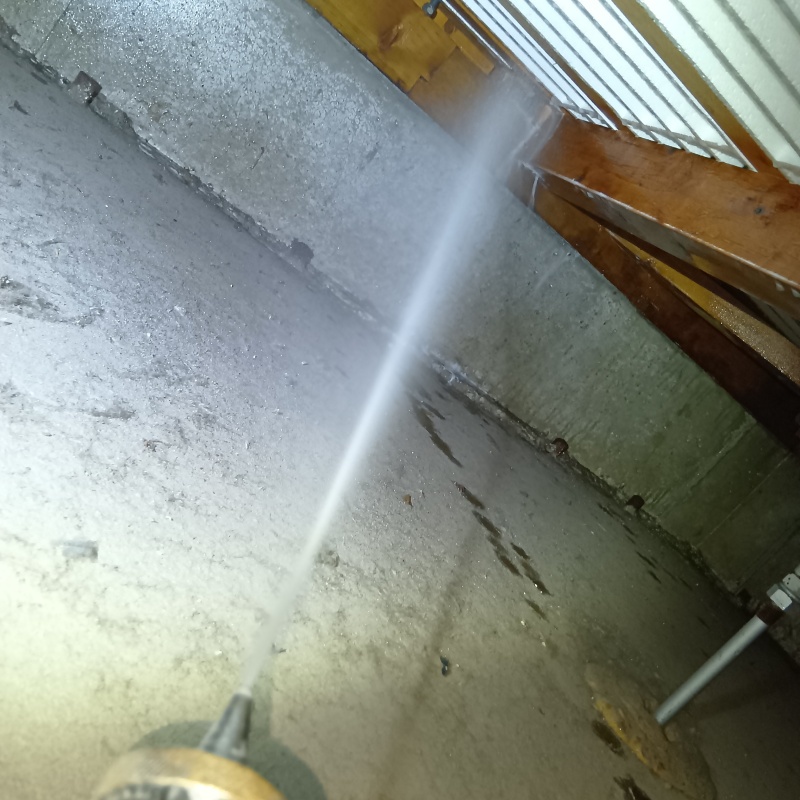 床下の木材にシロアリ駆除剤を散布