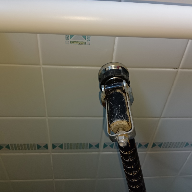 浴室の壁内にシロアリ駆除剤を注入